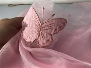 Fastvævet - organza i blid lyserød med sommerfugl